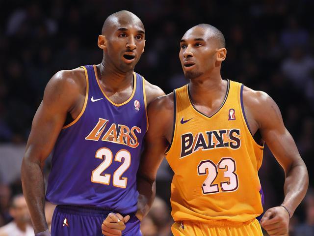 科比训练时推学员折返跑并加油打气