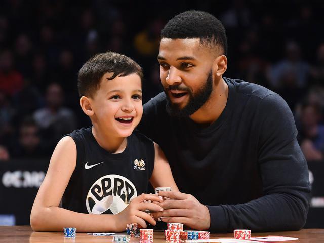 布克打赌失败，将给东契奇写父亲节卡片