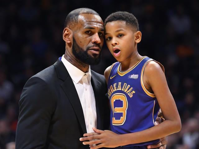 外国球迷搞笑演绎詹姆斯父子湖人首战，下赛季流量拉满