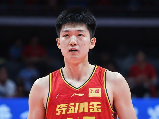 曾凡博腰椎横突骨折或断送男篮未来