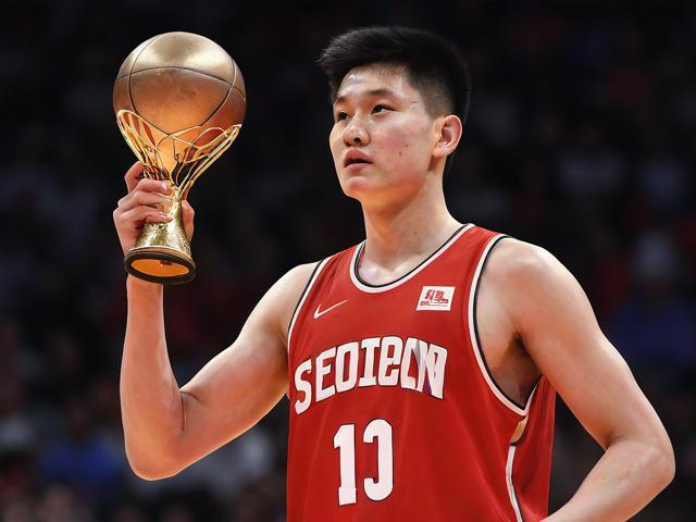 首位登陆NBA并拿总冠军的中国人