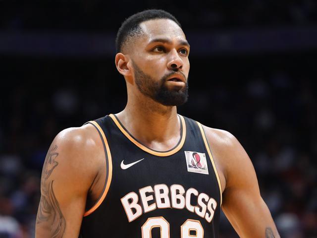 44岁1.85米中锋吉布斯:全能征战引惊叹