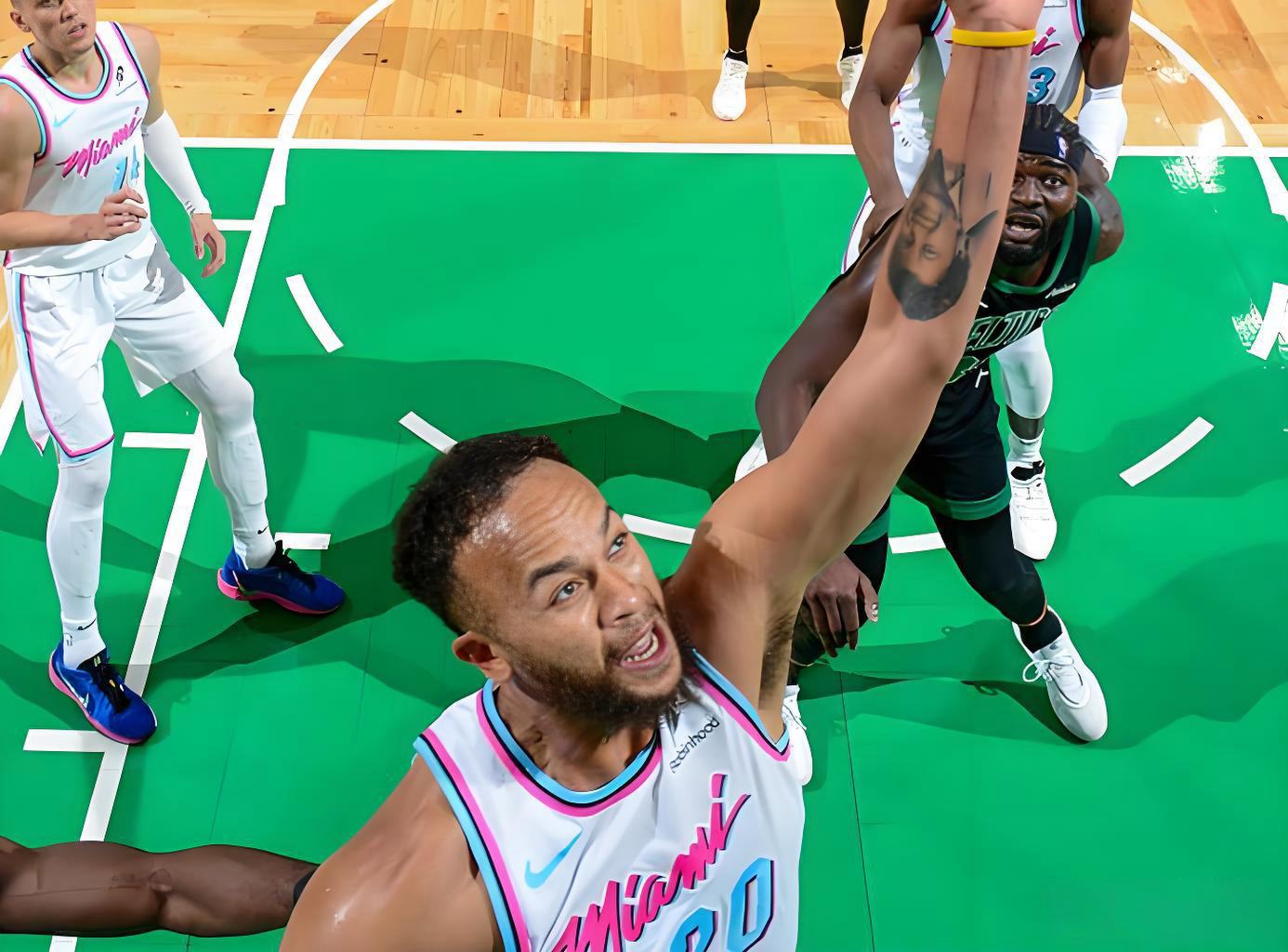 凯尔特人主场逆转 队友扛起大旗