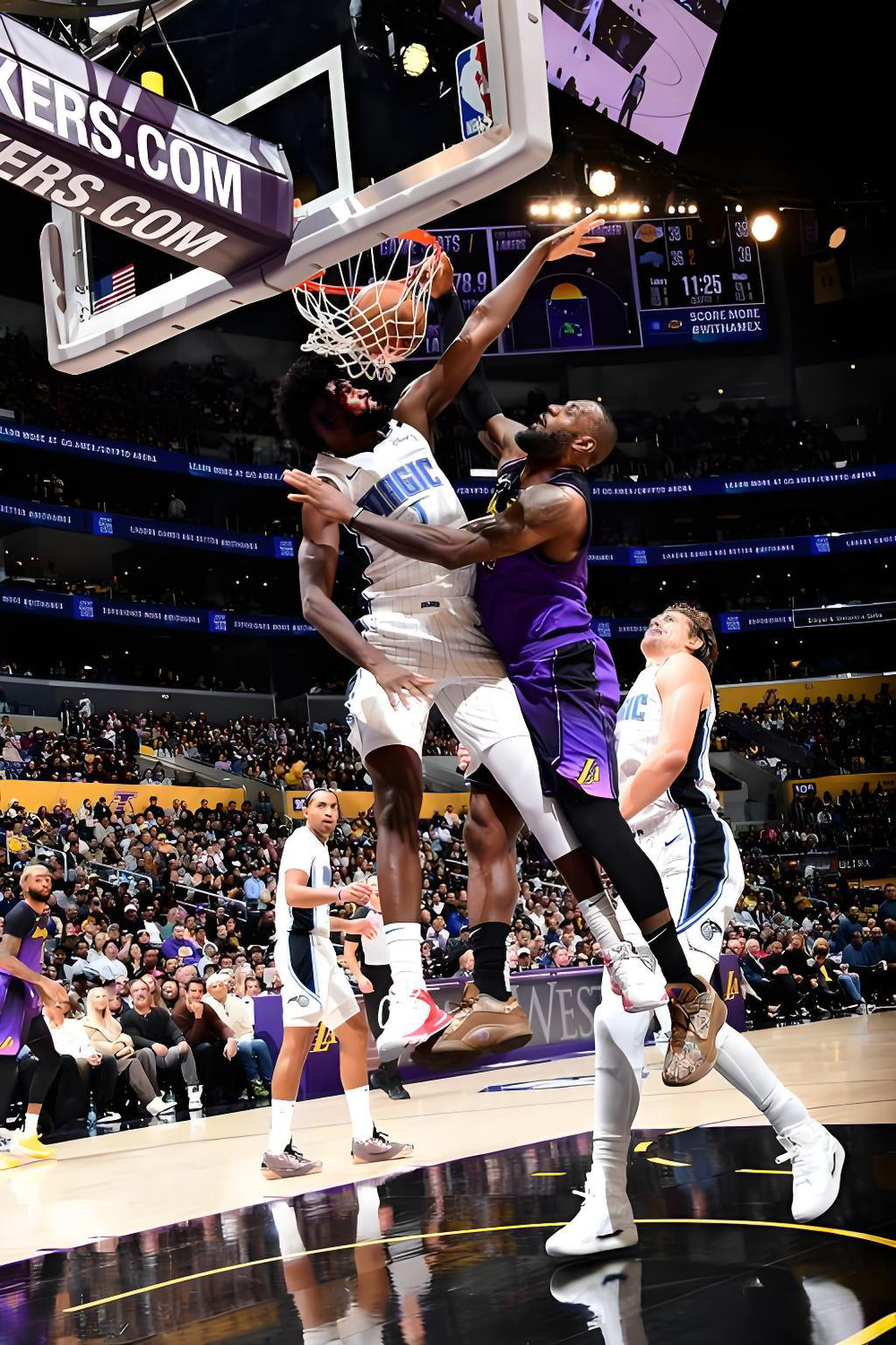 弗朗西斯科铁血上篮引爆冲突