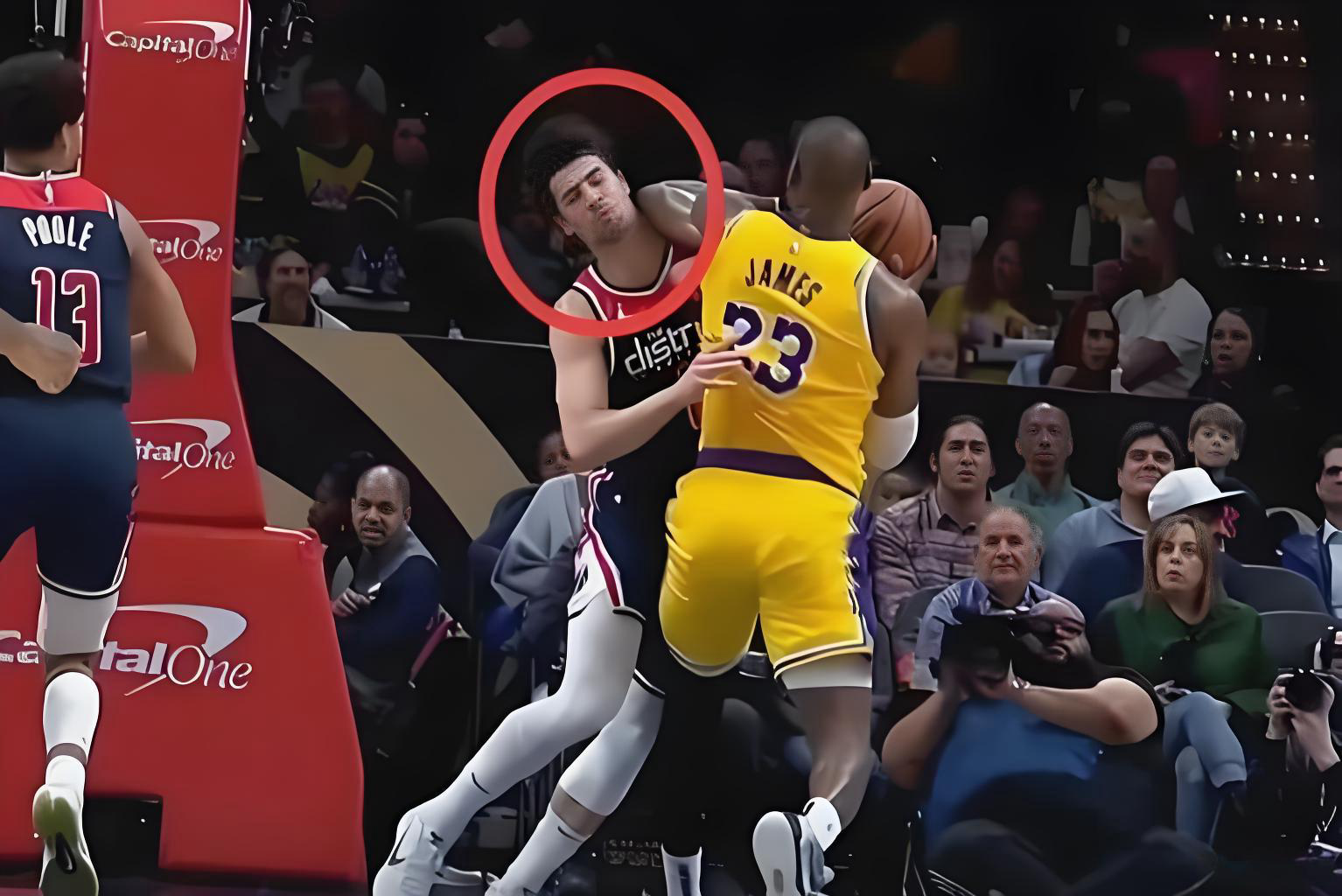 恶意肘击未被吹罚引争议