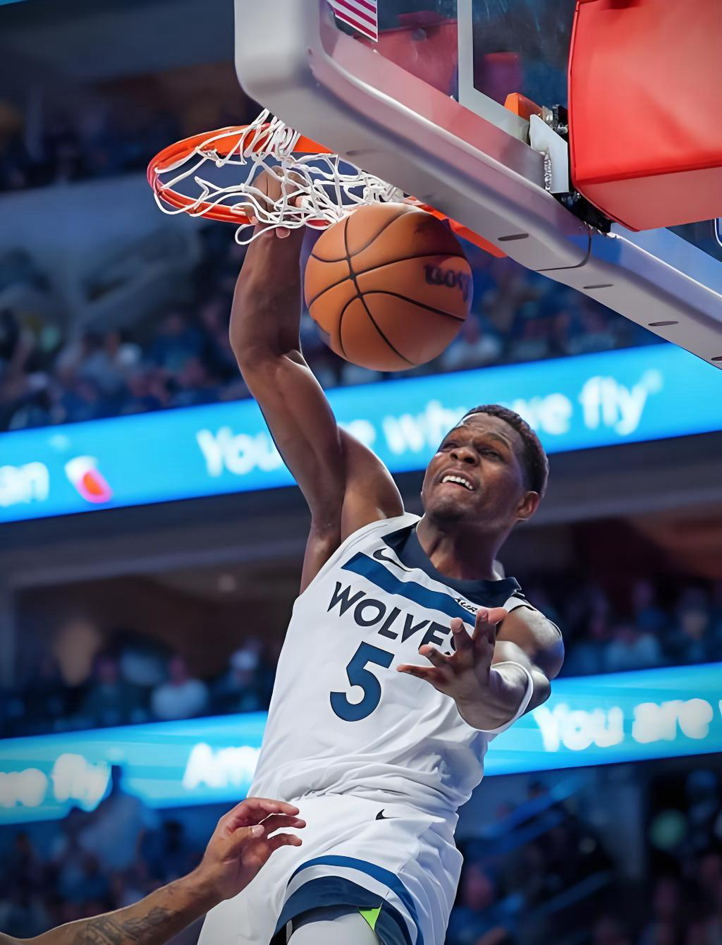 非MVP!爱德华兹防守+谦逊获赞誉